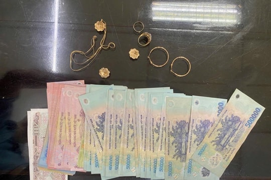 Phát hiện 78 tờ tiền có mệnh giá từ 2.000 - 500.000 đồng trong chiếc túi bỏ quên trên chuyến tàu Bắc - Nam