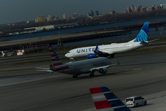 Giá dầu tăng vọt vì xung đột Iran, hãng hàng không lớn nhất nước Mỹ phải 'cắn răng' cắt giảm hàng loạt chuyến bay