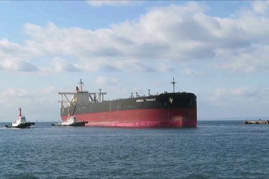 Một siêu tàu chở dầu vừa lặng lẽ vượt qua eo biển Hormuz, báo tin cực vui cho thế giới