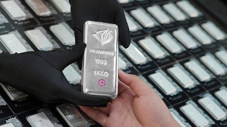 Ông Trump hoãn tấn công Iran, giá bạc lập tức quay đầu tăng