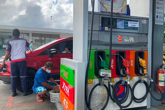 Giá xăng chạm mốc gần 50.000 đồng/lít, quốc gia láng giềng Việt Nam chuẩn bị nhận 100.000 tấn dầu Nga