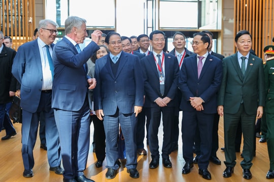 Thăm Tập đoàn khí đốt hàng đầu Nga, Thủ tướng hoan nghênh xây kho cảng LNG, nhà máy điện khí ở Việt Nam