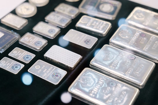 Ngược chiều giá dầu, giá bạc bật tăng mạnh