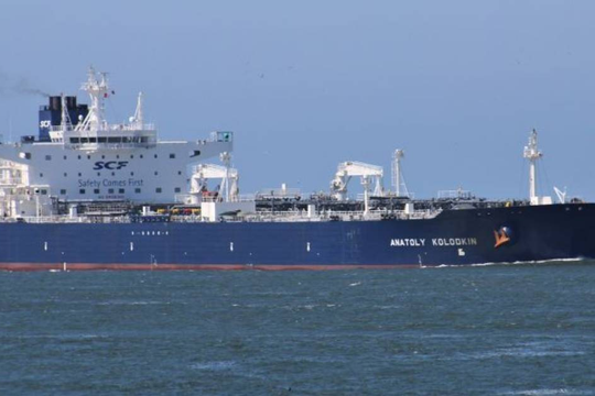 Đang trên đường tiến thẳng tới Cuba, một tàu chở 730.000 thùng dầu Nga bất ngờ đổi hướng giữa biển, di chuyển cùng quỹ đạo với tàu khu trục của Mỹ 