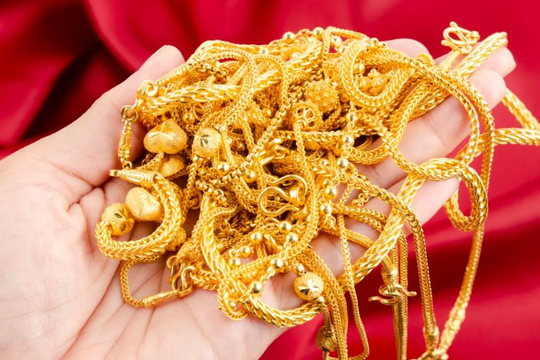 Giá vàng sẽ đi đâu về đâu sau đợt sụt mạnh?: Hàng loạt chuyên gia và ngân hàng dự báo bất ngờ