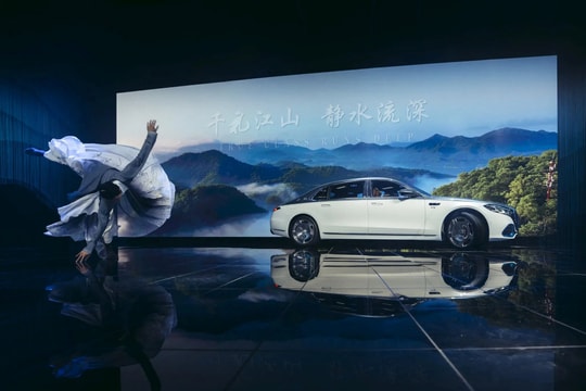 Maybach S-Class 2026 ra mắt: Khoang nội thất hạng thương gia, có AI để trò chuyện và hệ thống treo biết 'ghi nhớ' ổ gà