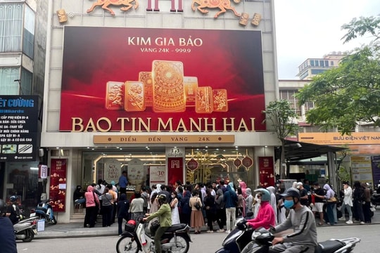 Hàng dài người chờ đến lượt lấy vàng đã mua trên giấy hẹn tại của hàng Bảo Tín Mạnh Hải