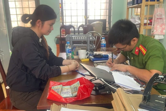 Phát hiện 120 triệu đồng tiền mặt trong chiếc túi nilon bị bỏ quên giữa đường