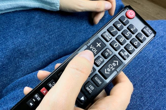Ai giải thích được lý do điều khiển TV bấm không nhận mà cứ "đập vài cái" lại dùng như bình thường không?