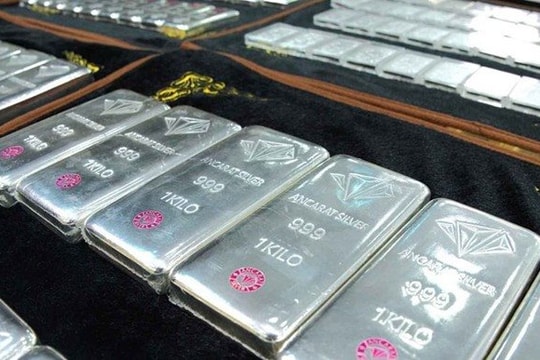 Giá bạc thỏi đồng loạt giảm hơn 3 triệu đồng/kg