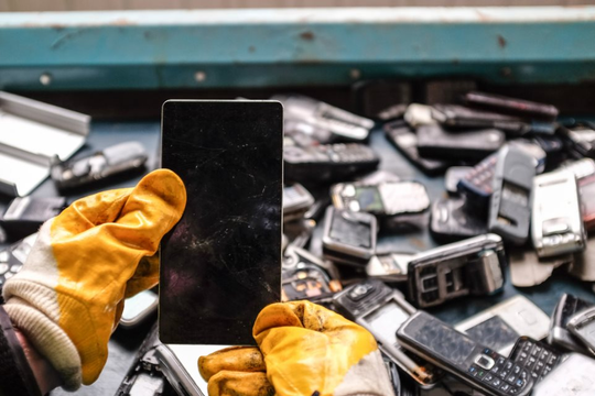 Bới rác tìm vàng: Khi những chiếc điện thoại nát bỗng hóa "tài sản chiến lược" nhờ cơn khát chip AI