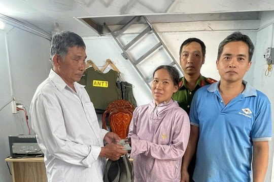 Phát hiện cọc tiền 500K trong túi nilon nằm chơ vơ trên đường, tổng 60 triệu đồng: Công an lập tức vào cuộc xác minh