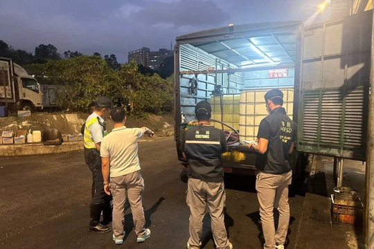 Kiểm tra bất ngờ, phát hiện xe tải chở 8.000 lít xăng dầu trái phép, công an lập tức vào cuộc