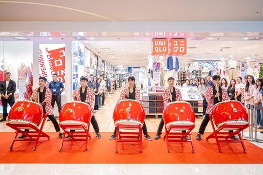 Hàng trăm khách hàng xếp hàng dài trước cửa hàng UNIQLO Hanoi Centre
