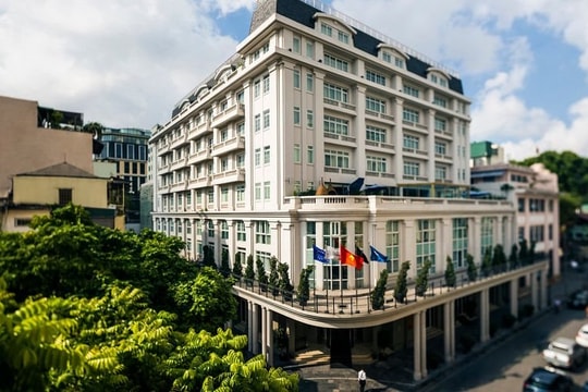 Công trình 400 tỷ nằm giữa thủ đô: Đầu tư khủng theo phong cách “Nhà hát Lớn”, tiên phong đưa 600m2 pin mặt trời lên nóc, có cả thương hiệu xa xỉ trong khuôn viên