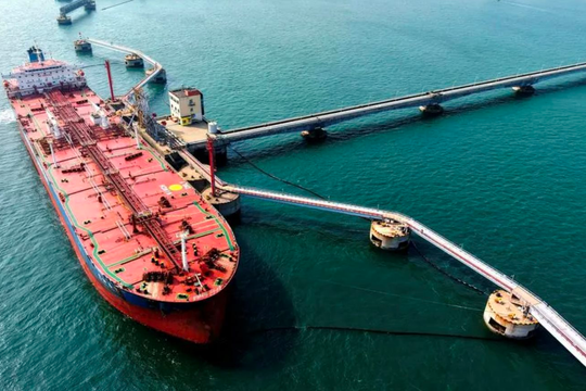 Lộ 'vị cứu tinh' dầu cho Đông Nam Á, vừa mang 100.000 thùng nhiên liệu sang Việt Nam