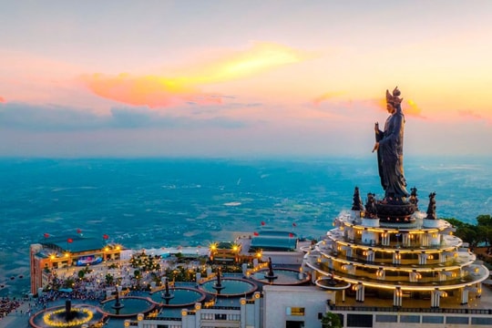 Công trình làm bằng 170 tấn đồng đỏ do chính người Việt tạo tác bằng công nghệ châu Âu, đã vượt Trung Quốc để lập kỷ lục cao nhất châu Á 