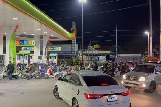 Sau Việt Nam, chính phủ Thái Lan đang xem xét áp dụng một biện pháp mạnh để giảm giá xăng dầu