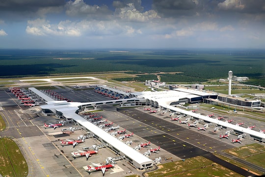 Giữa khủng hoảng nhiên liệu, láng giềng Việt Nam vẫn bán vé bay khứ hồi chỉ 900.000 đồng