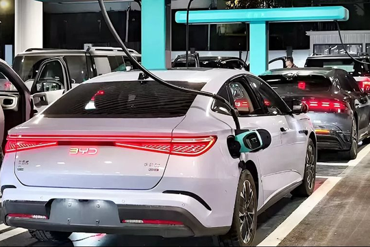 Trung Quốc đang bỏ quá xa các đối thủ về khả năng sạc xe điện: Sạc 9 phút đi 600 km, hết BYD đến CATL, Huawei khoe công nghệ 'đỉnh chóp' 
