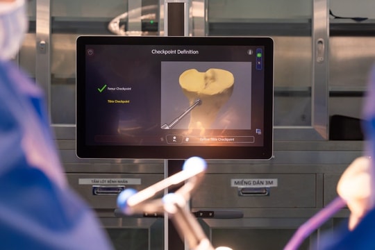 Công nghệ robot mới được triển khai tại bệnh viện của tỷ phú Phạm Nhật Vượng: Tích hợp “trợ lý” AI, sai số phẫu thuật dưới 1mm