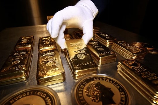 Giá vàng vượt mốc 4.500 USD/oz, một thế lực "xả kho" hàng tấn vàng