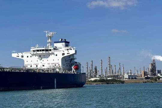 Gần 600.000 thùng dầu thô/ngày, 300.000 tấn LNG chuẩn bị lên tàu tới nước láng giềng Việt Nam, không phải từ Nga hay Trung Đông