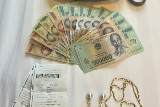 Phát hiện hàng loạt tờ tiền có mệnh giá từ 500K-10K, dây chuyền vàng bị bỏ lại trên chuyến tàu Bắc - Nam