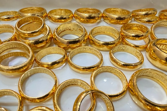 Giá vàng hôm nay 1/4 tăng "dựng đứng", thiết lập đỉnh cao nhất tuần qua, bạc "nóng bỏng tay"