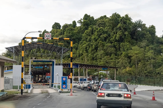 Xe phải đổ gần đầy bình xăng dầu mới được nhập cảnh nước láng giềng của Việt Nam