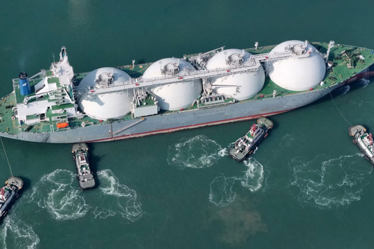 Cả thế giới tranh nhau mua khí đốt, láng giềng Việt Nam lại bán ngược: Mua 1 lời 3, mỗi chuyến hàng mang về hàng chục triệu USD