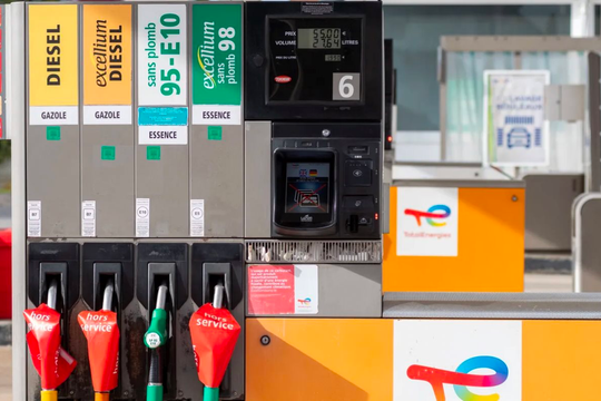 Giá xăng vượt 60.000 đồng/lít, quốc gia giàu nhất nhì EU chứng kiến 900 trạm xăng cạn kiệt nhiên liệu