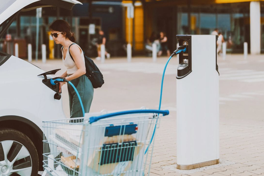 Lắp trạm sạc xe điện, các nhà bán lẻ Mỹ "bỏ túi" mức tăng trưởng doanh thu 5% và kéo thêm 4% lượng khách thượng lưu