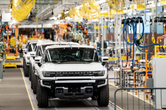 Ngành xe điện bất định chưa từng có: 20 tỷ USD đầu tư 'bốc hơi' chỉ trong 1 năm, loạt nhà máy linh kiện bỏ hoang phải quay về phục vụ xe xăng, hybrid