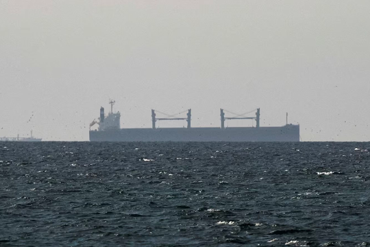 Được 4 tàu chiến hộ tống, tàu chở 45.000 tấn khí đốt của một nước châu Á 'trót lọt' vượt eo biển Hormuz sau 20 tiếng đi giữa làn đạn, thuỷ lôi