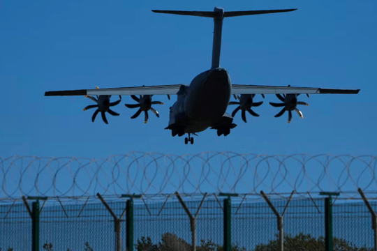 Pháp gia nhập loạt đồng minh EU không cho máy bay quân sự Mỹ mượn đường để tấn công Iran, “anh cả” châu Âu lục đục việc để  Mỹ sử dụng căn cứ : Washington nói gì?