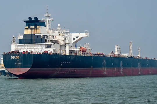 Dầu tăng vọt 10%