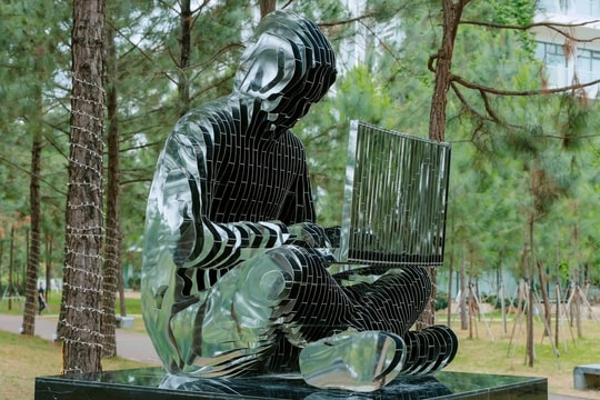 Tượng “cha đẻ” Bitcoin xuất hiện tại Trường Đại học FPT