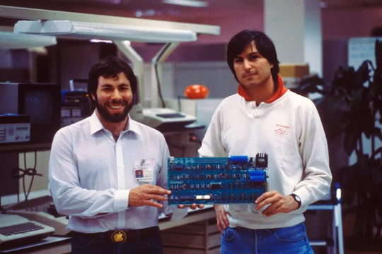 Từ cậu bé 14 tuổi chạy việc vặt đến khối tài sản 114 triệu USD: Nhân viên thâm niên nhất Apple tiết lộ bí mật 'sống sót' qua 5 thập kỷ