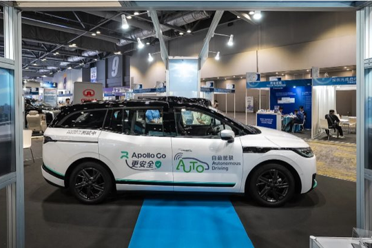 Nóng: Hàng loạt xe tự lái đứng im giữa đại lộ Trung Quốc, giao thông hỗn loạn