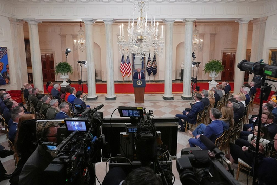 Ông Trump dọa “đưa Iran về thời kỳ đồ đá”, giá dầu vụt tăng, vàng lao dốc không phanh