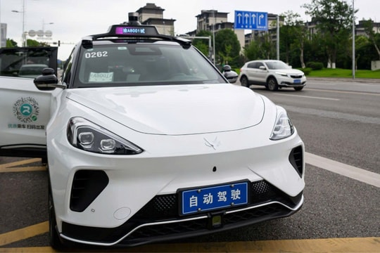 Hơn 100 taxi tự lái đột ngột dừng lại giữa đường phố Trung Quốc, hành khách hoang mang buộc phải kích hoạt SOS tìm đường thoát 