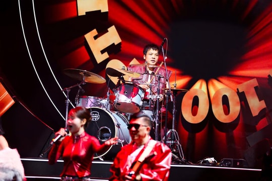 Tổng Giám đốc FPT mặc áo da đinh, đánh trống khuấy động trong một sự kiện quan trọng