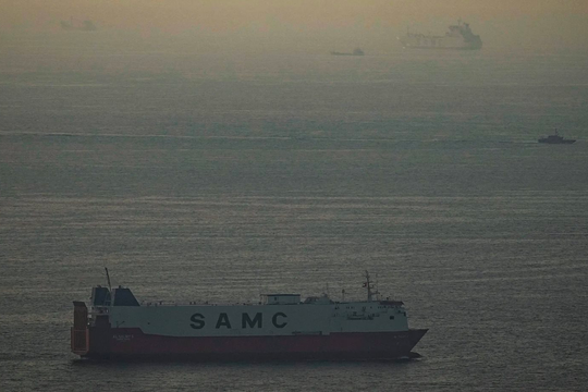 Một tàu chở hàng của EU báo tin vui không ngờ từ eo biển Hormuz