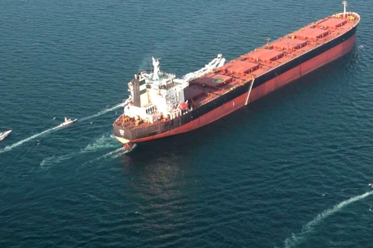 Tưởng cập cảng Ấn Độ lần đầu tiên sau 7 năm, tàu chở 600.000 thùng thùng dầu Iran đột ngột quay đầu giữa biển, đi thẳng đến nước khác