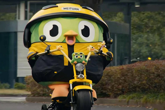 Linh vật của Duolingo bất ngờ 'từ chức', chuyển sang làm nhân viên 1 app giao hàng: Chuyện gì đây?