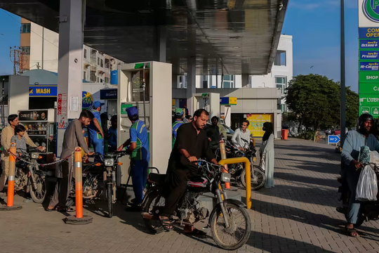 Từng khoe kỷ lục 20 tàu vượt eo biển Hormuz giữa chiến sự, quốc gia châu Á này lại bất ngờ tăng giá xăng dầu lên mức không tưởng - tương đương 150.000 đồng/lít dầu diesel