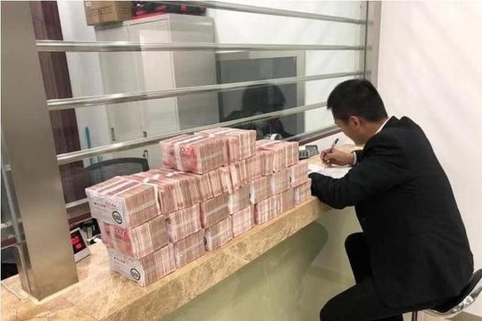 Khách yêu cầu tăng hạn mức chuyển khoản từ 19 tỷ lên 382 tỷ đồng/ngày, nghe giao dịch viên nói 1 câu liền rút toàn bộ tiền gửi tại ngân hàng