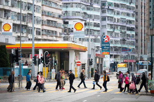 Giá xăng ở một đô thị của Trung Quốc vọt lên tới 105.000 đồng/lít, cao gấp 4 lần ở Việt Nam, người dân đổ xô sang địa phương lân cận mua nhiên liệu