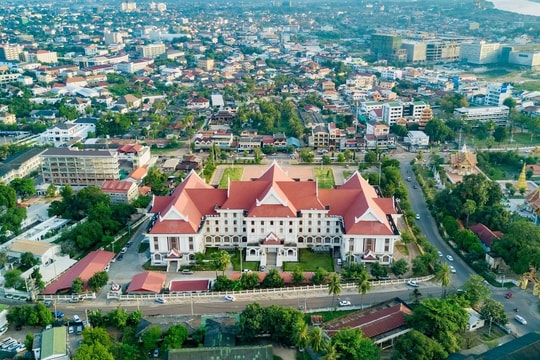 Chỉ một tháng tại nước giáp Việt Nam: Giá xăng tăng 80%, điện tăng 115%, nước tăng 43,7%